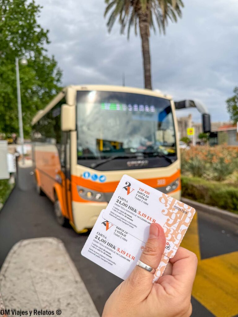 Billetes de autobús urbano junto a un autobús de Dubrovnik