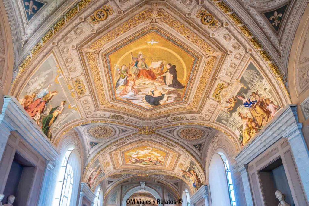 Bóveda con frescos religiosos y ornamentación dorada en una de las galerías de los Museos Vaticanos