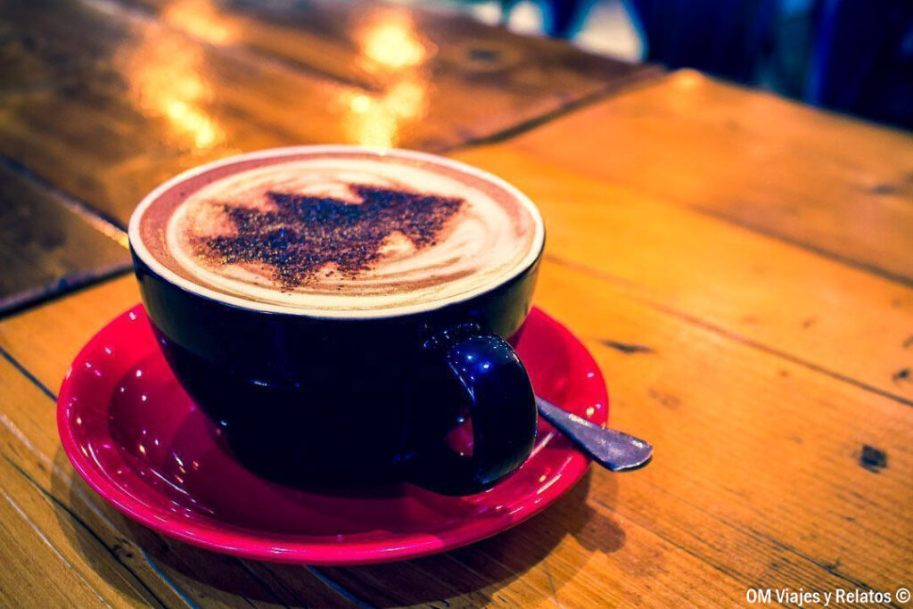 Taza de café caliente servida en una mesa de madera en Carcassonne