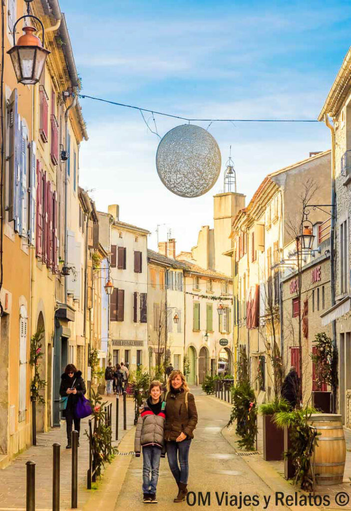 Una servidora y mi hijo en una calle de Carcassonne decorada con adornos de Navidad