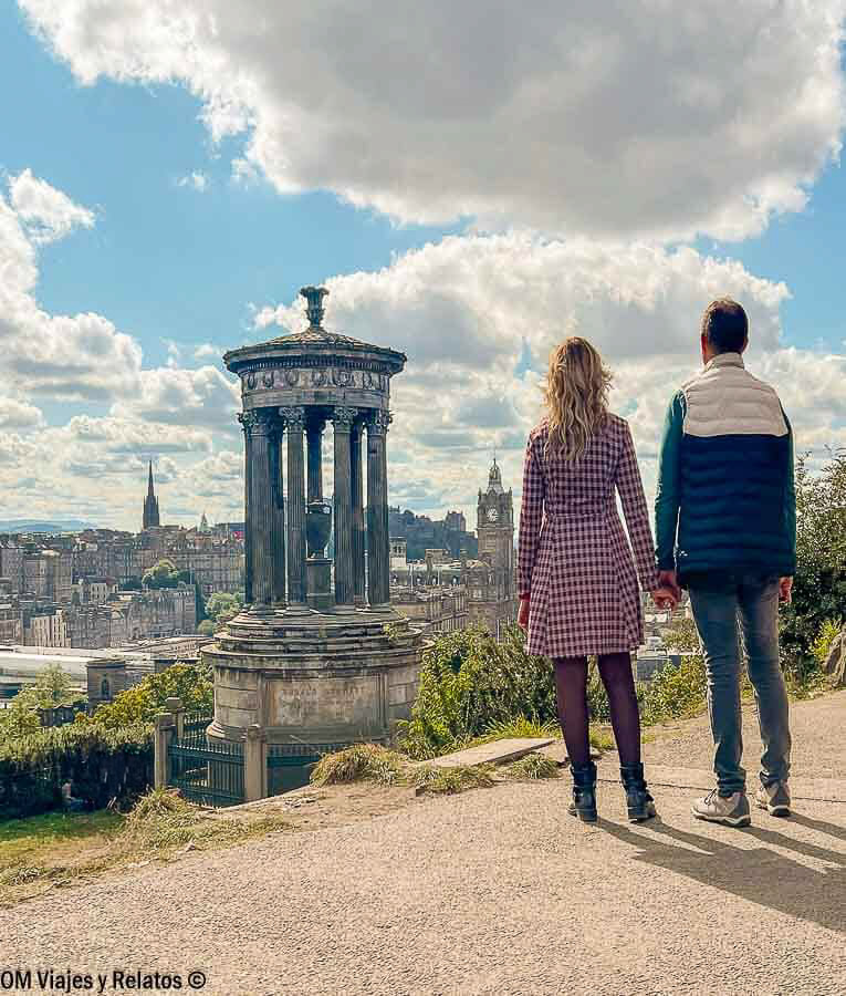 Foto en pareja de OM Viajes y Relatos en Calton Hill junto al monumento Dugald Stewart, uno de los lugares que ver en Edimburgo en 3 días