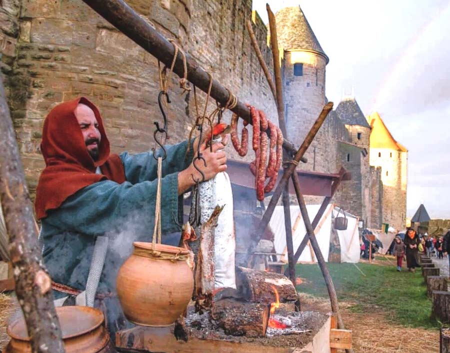 Recreación medieval junto a las murallas de Carcassonne en Navidad