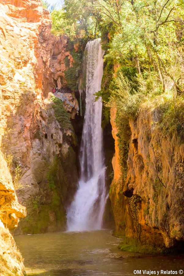 Impresionante cascada Cola de Caballo del Monasterio de Piedra, con una caída de agua entre grandes paredes rocosas
