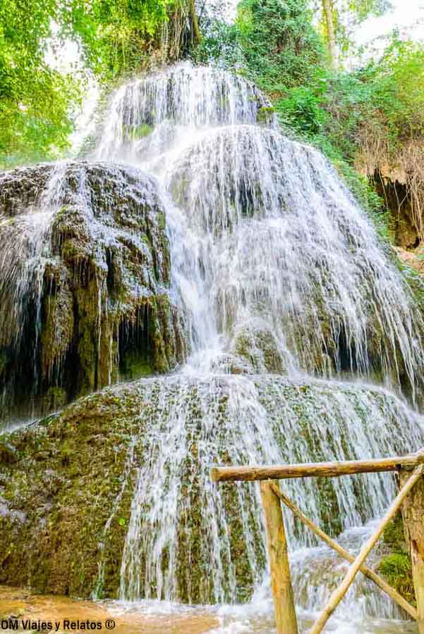 Cascada del Monasterio de Piedra con varios saltos de agua que descienden sobre formaciones rocosas cubiertas de musgo