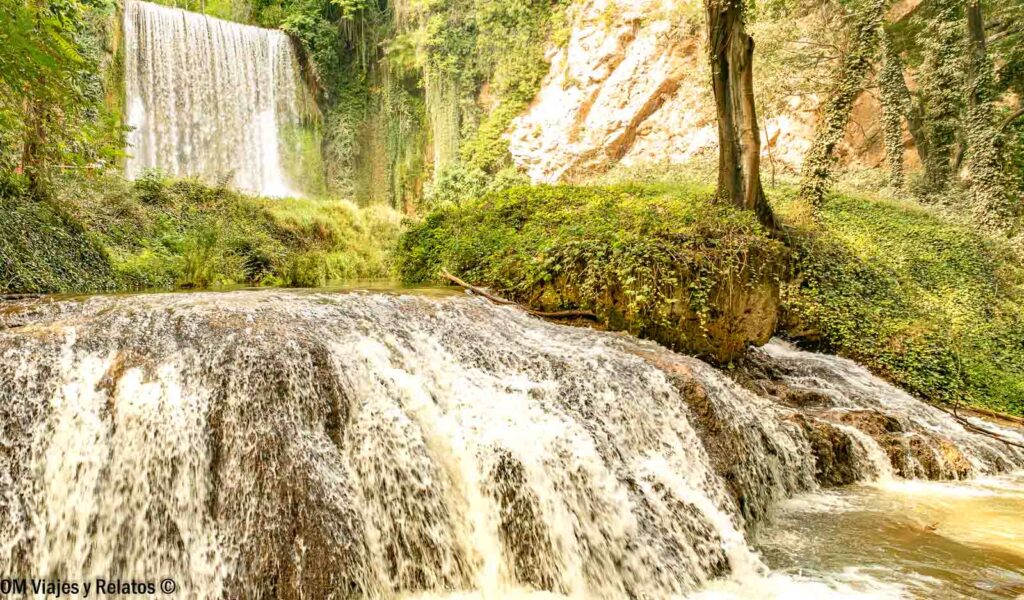 Cascadas del Monasterio de Piedra rodeadas de vegetación, uno de los paisajes naturales más bonitos que ver en Zaragoza