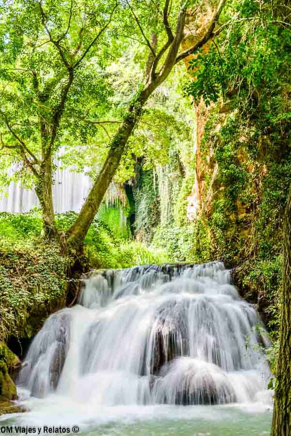 Cascadas escalonadas rodeadas de abundante vegetación en el Parque Jardín Histórico del Monasterio de Piedra
