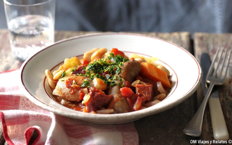 Cassoulet tradicional de Carcassonne servido con carne y alubias