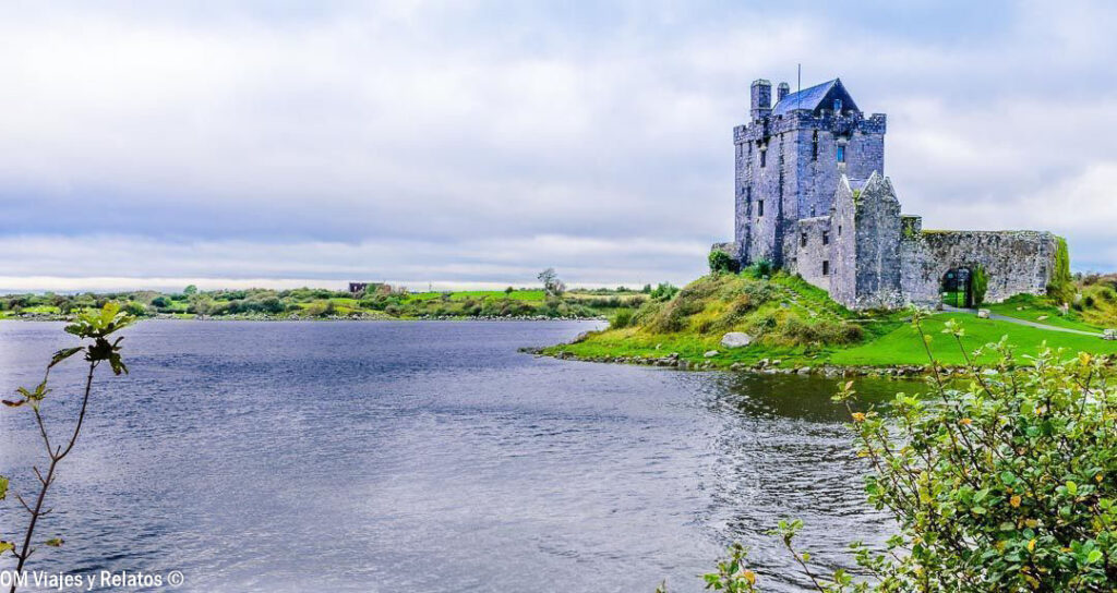 Castillo medieval de Dunguaire junto a la bahía de Galway, rodeado de praderas verdes y aguas tranquilas en Irlanda