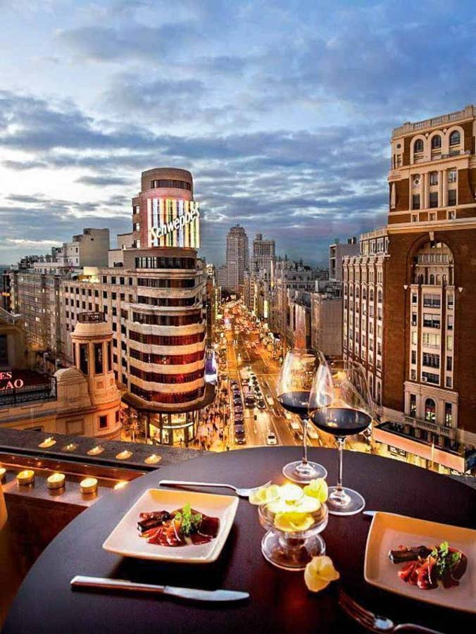Cena con vistas panorámicas a la Gran Vía de Madrid desde el espacio gastronómico de El Corte Inglés de Callao, con el edificio Capitol al fondo