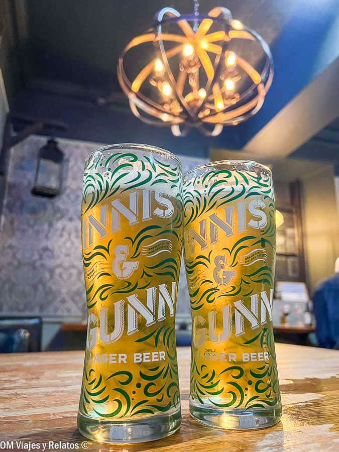 Dos vasos de cerveza escocesa Innis & Gunn en un pub de Edimburgo