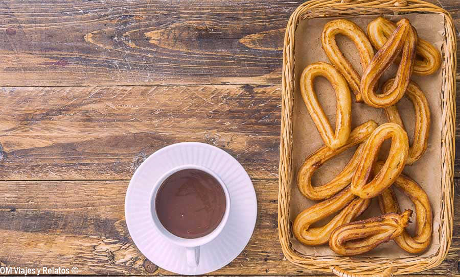 Chocolate caliente con churros tradicionales, uno de los desayunos más típicos de Madrid