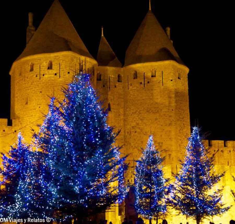 Ciudadela de Carcassonne en Navidad con árboles iluminados frente a las murallas
