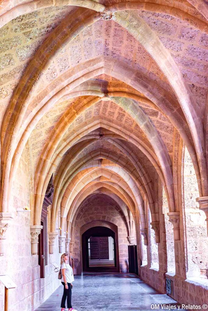 Foto mía contemplando las bóvedas de crucería del claustro cisterciense del Monasterio de Piedra, en Zaragoza