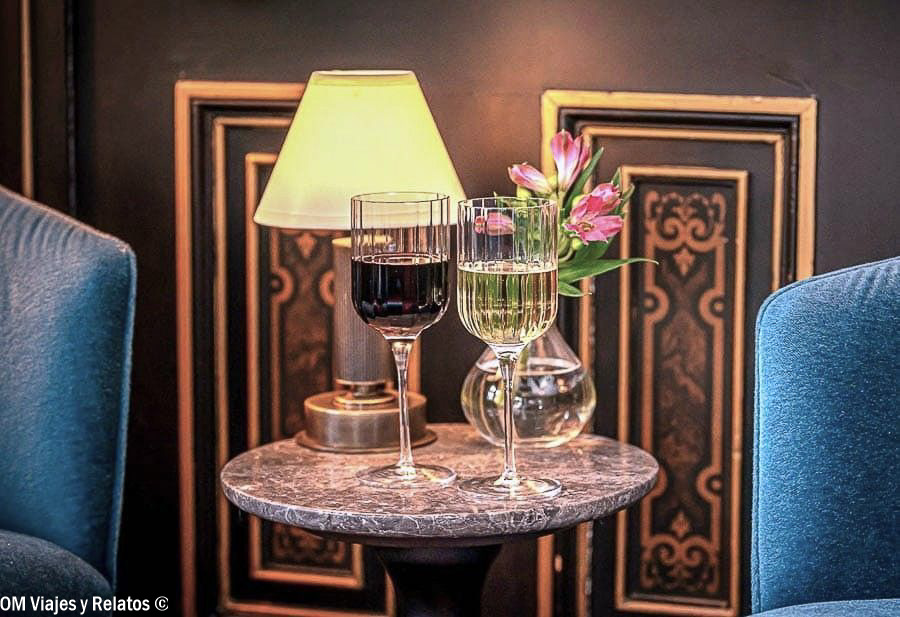 Copas de vino sobre una mesa durante nuestra estancia en Edimburgo