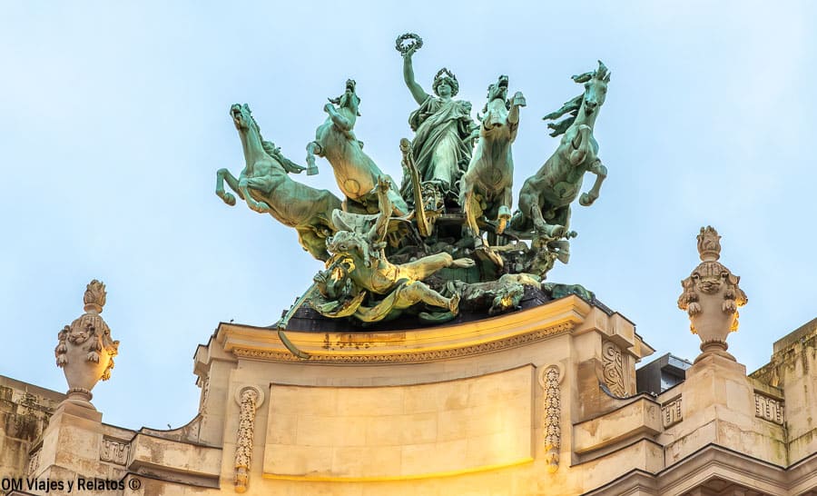 Escultura de La Fama triunfando sobre el Tiempo, con su cuadriga de cuatro caballos, sobre el Grand Palais de París