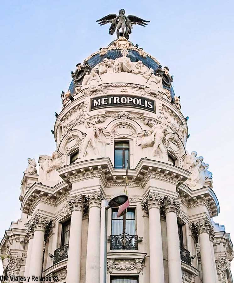 Detalle de la cúpula del edificio Metrópolis de Madrid, con sus esculturas ornamentales y la Victoria Alada en lo alto