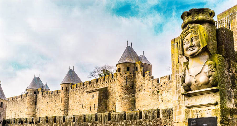 Estatua de la Dama Carcas junto a las murallas de la Ciudadela de Carcassonne