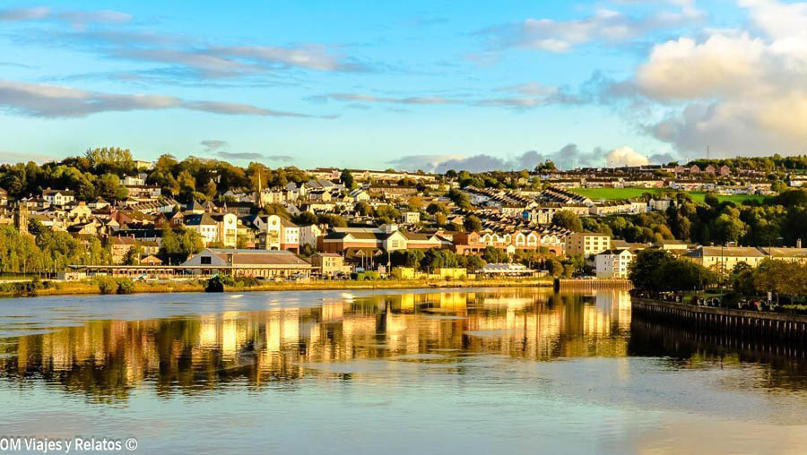 Vista de Derry junto al río Foyle durante nuestro recorrido por Irlanda del Norte