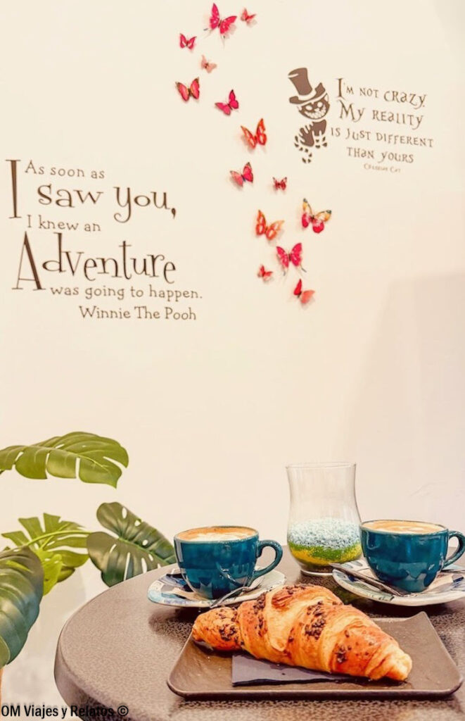 Desayuno con café y croissant antes de recorrer Dubrovnik en un día