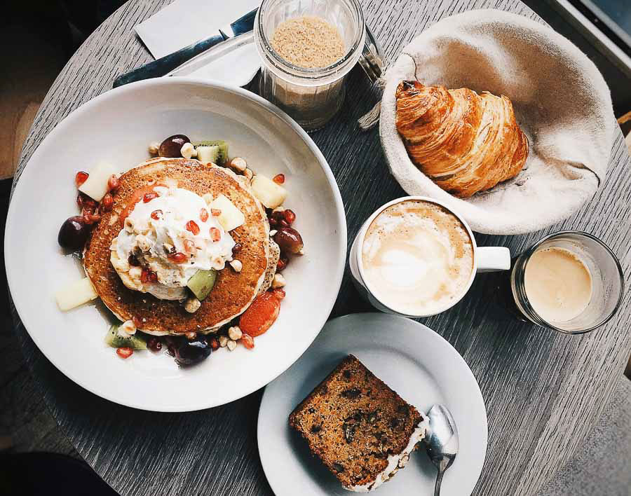 Desayuno en París con croissant, tortitas con frutas, café y bizcocho durante nuestro viaje
