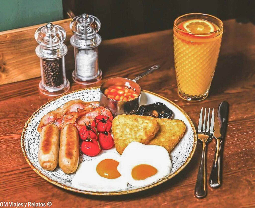 Desayuno escocés completo con huevos, salchichas, bacon, judías, tomate y hash browns en Edimburgo
