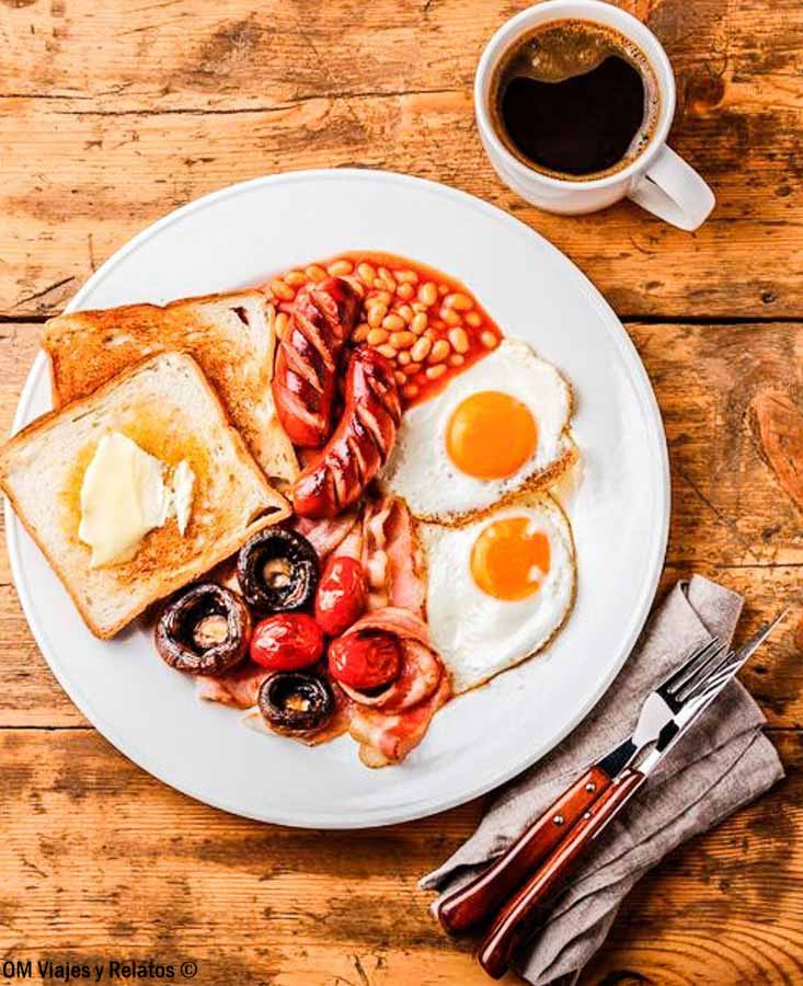 Desayuno irlandés completo con huevos, salchichas, bacon, judías y tostadas