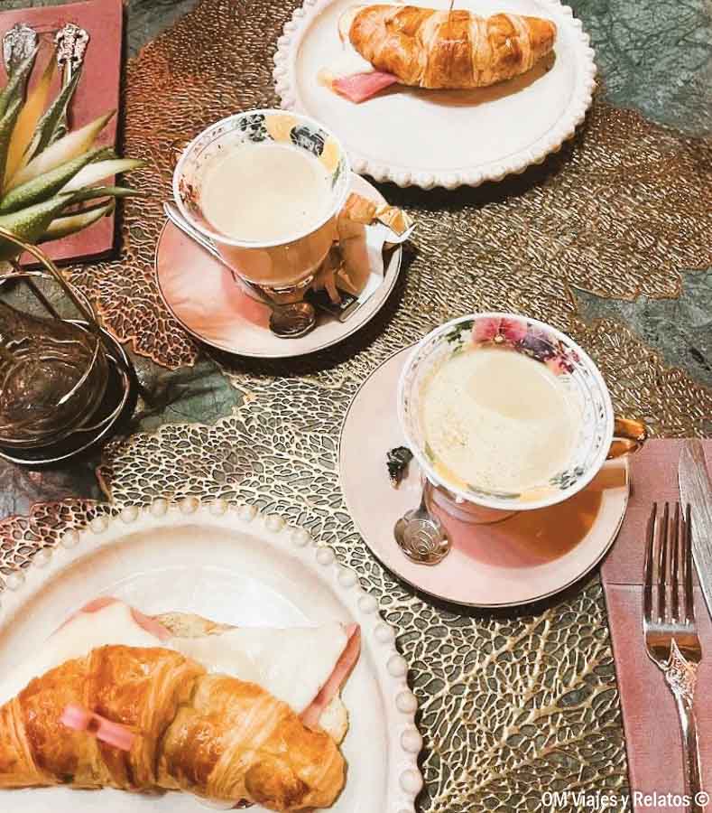 Desayuno en Madrid con dos cafés con leche y cruasanes rellenos de jamón y queso