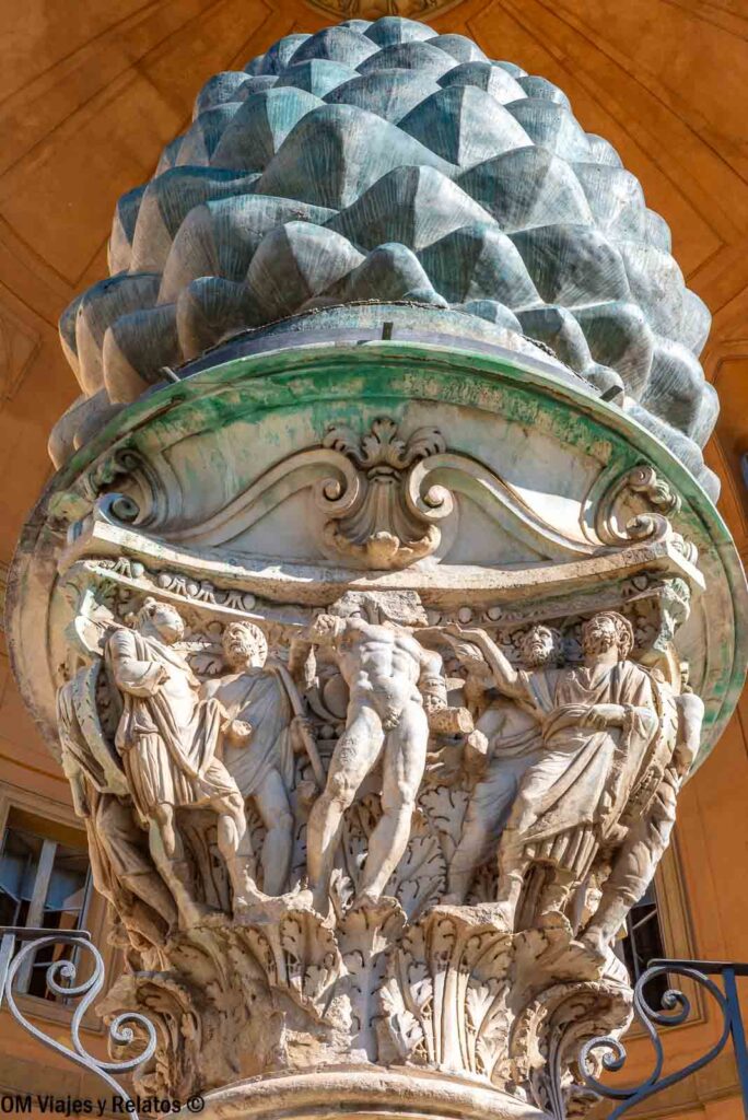 Detalle de la gran piña de bronce y su base decorada con figuras esculpidas en el Patio de la Piña de los Museos Vaticanos