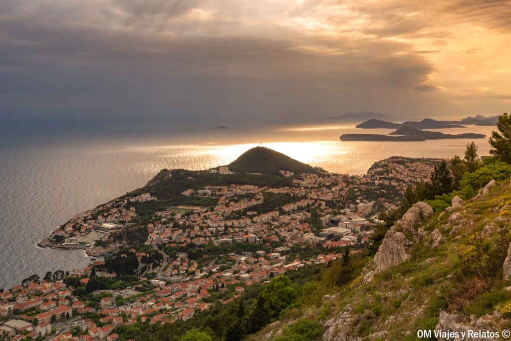 Atardecer sobre Dubrovnik y el mar Adriático desde el monte Srđ