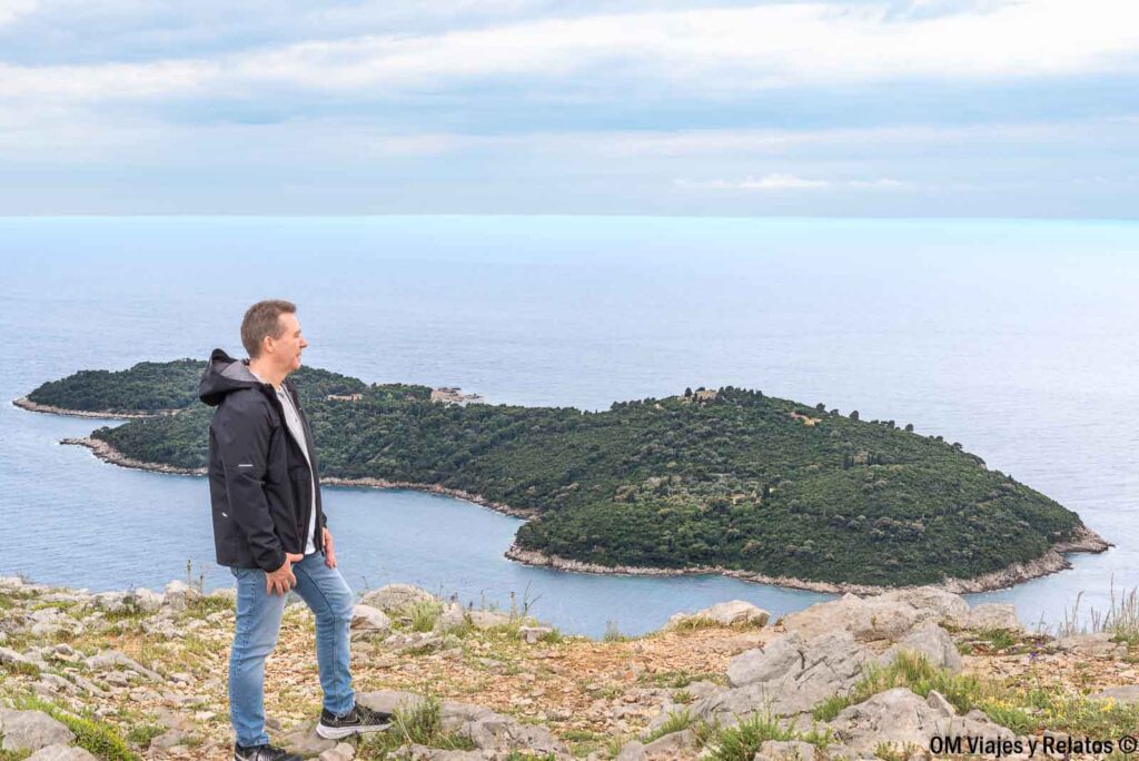 JC contemplando la isla de Lokrum durante una ruta por Dubrovnik en un día