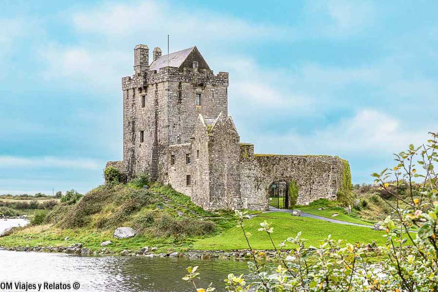 Dunguaire Castle junto a la bahía de Kinvara en Irlanda