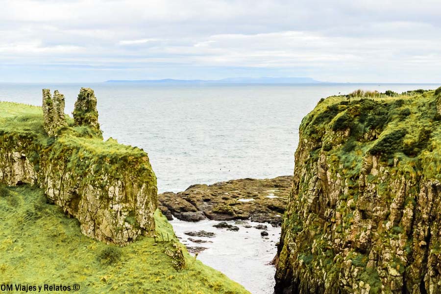 Ruinas de Dunseverick Castle junto a la costa durante nuestra ruta por Irlanda en 7 días