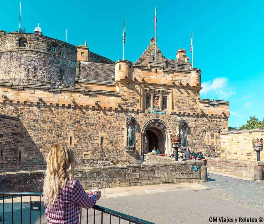 Una servidora frente a la entrada del Castillo de Edimburgo durante nuestra visita