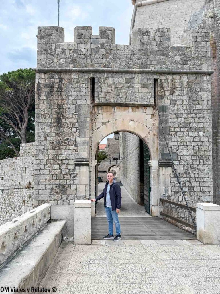 JC en la entrada a la fortaleza de Dubrovnik durante nuestra visita