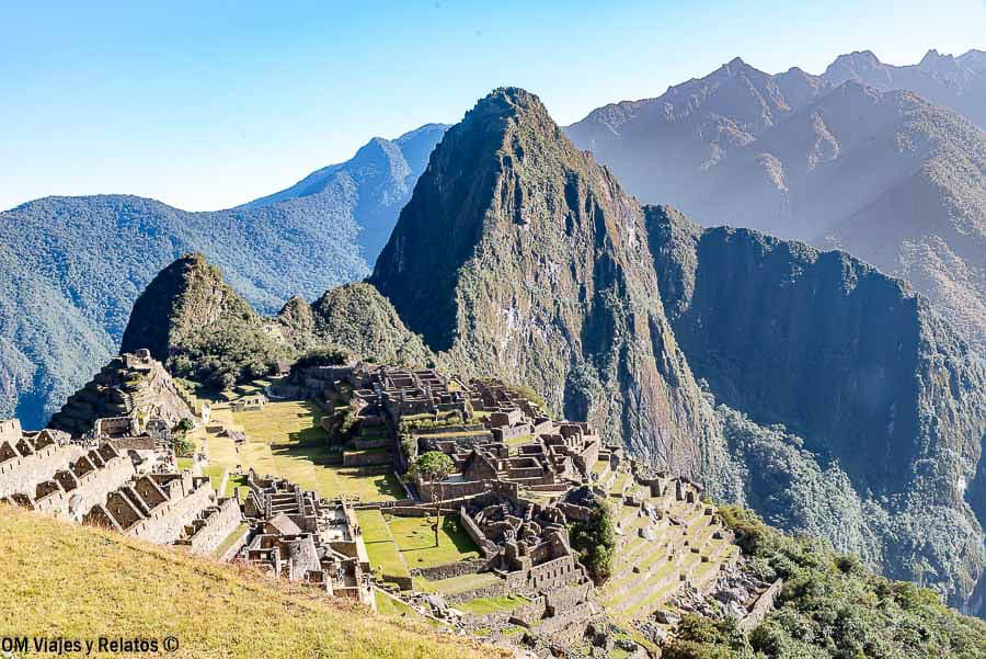 Vista panorámica de la ciudadela inca de Machu Picchu con la montaña Huayna Picchu al fondo