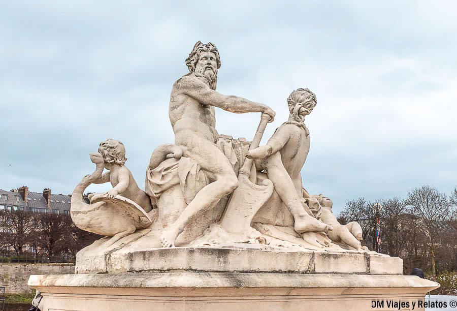 Escultura del Sena y el Marne en los Jardines de las Tullerías de París, con figuras mitológicas talladas en piedra