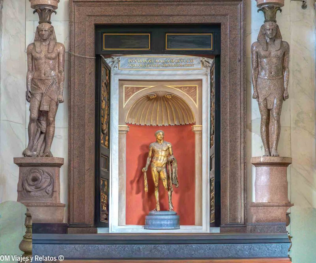Estatua de Hércules de bronce dorado en los Museos Vaticanos, enmarcada por dos esculturas de estilo egipcio