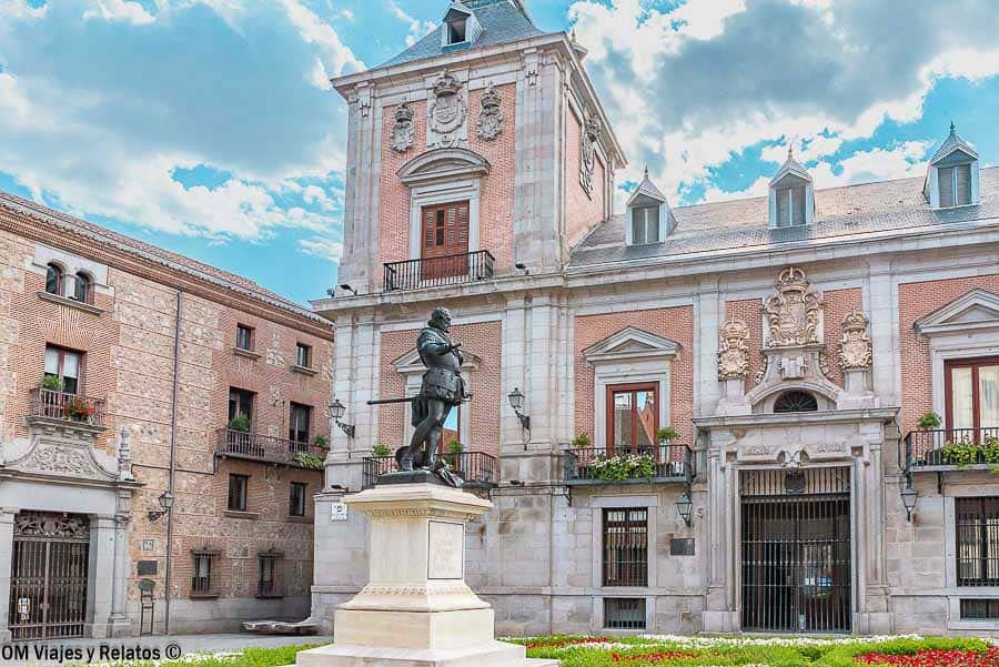 Estatua de Álvaro de Bazán frente a la Casa de la Villa, en la histórica Plaza de la Villa de Madrid