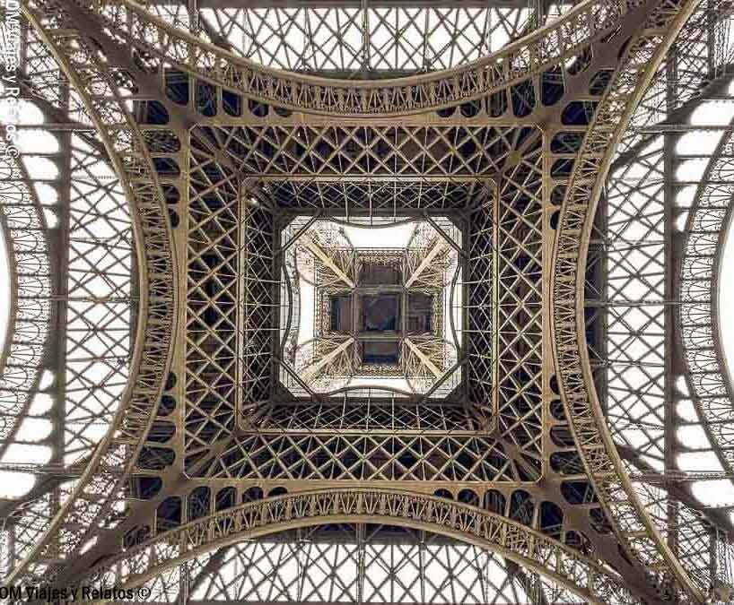 Vista desde abajo de la estructura metálica y los arcos de la Torre Eiffel en París