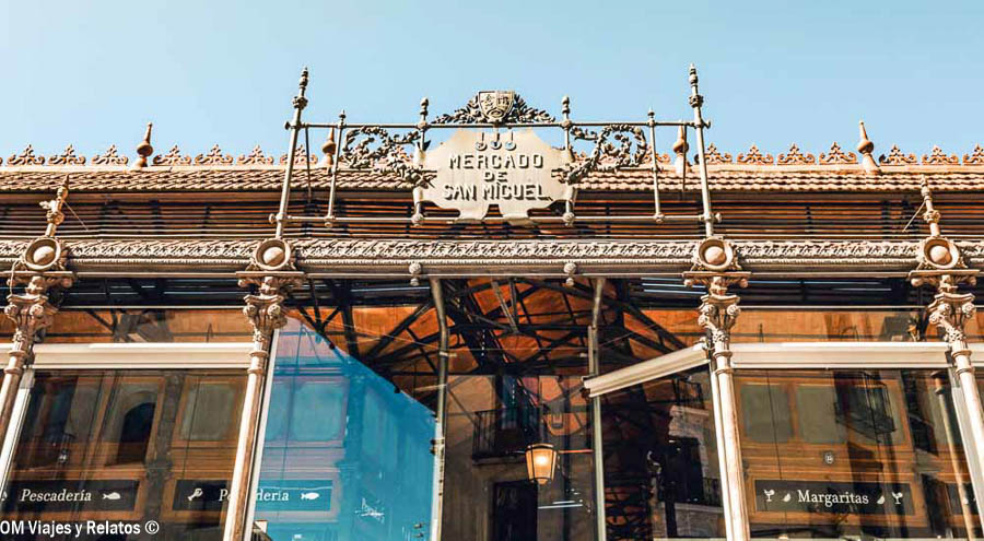 Fachada histórica del Mercado de San Miguel de Madrid, con su estructura de hierro y el cartel original sobre la entrada
