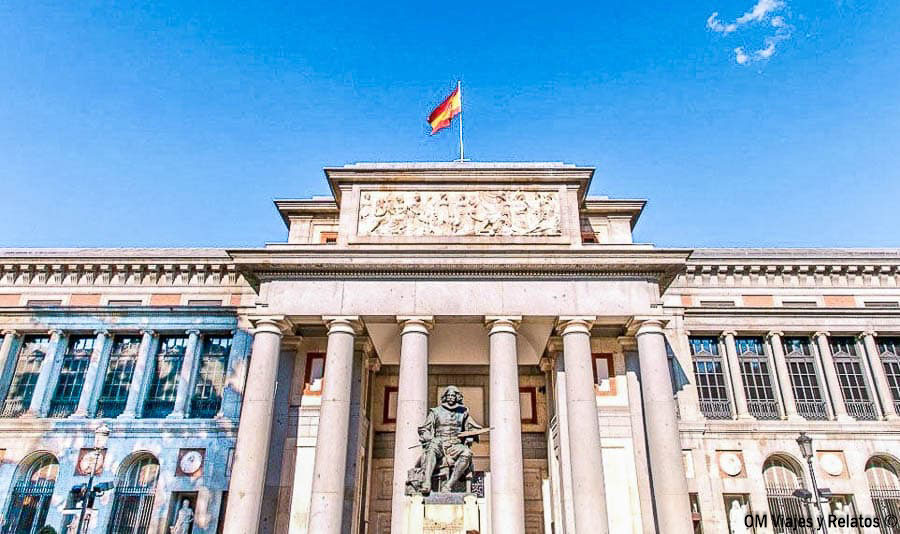 Fachada principal del Museo del Prado de Madrid, con la estatua de Velázquez frente a su entrada monumental