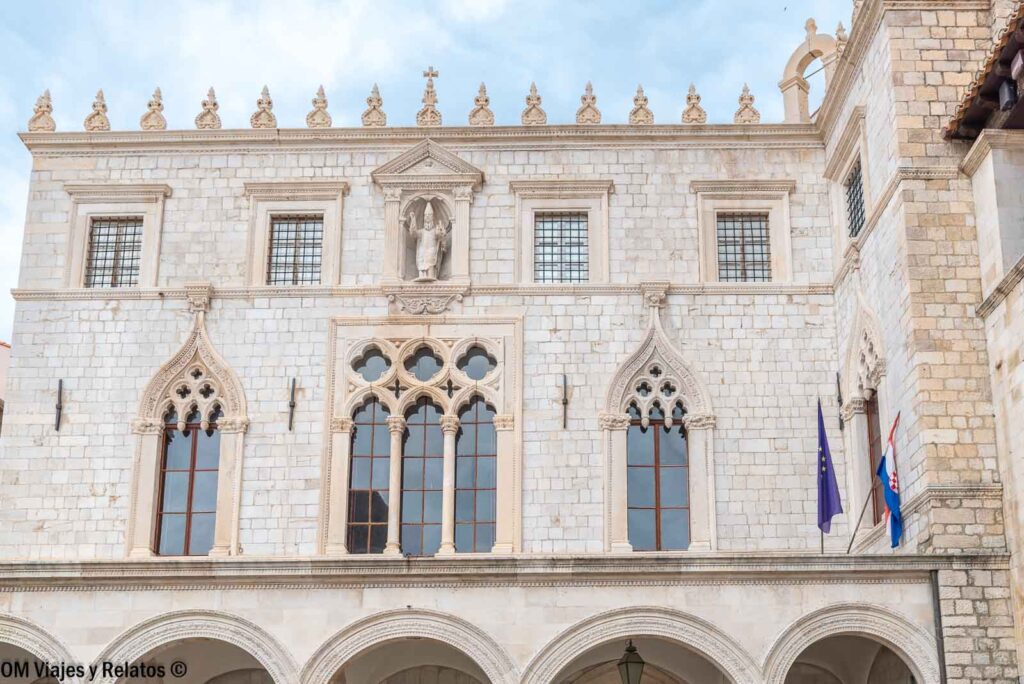 Fachada del Palacio Sponza de Dubrovnik con sus ventanas góticas y arcos
