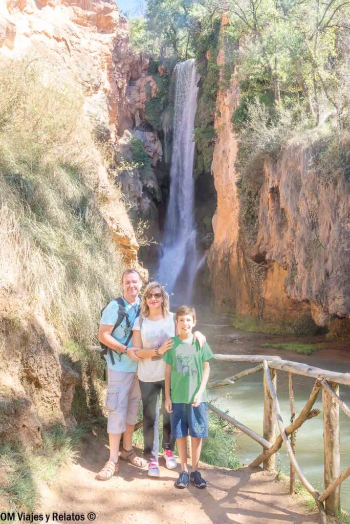 Foto familiar de OM Viajes y Relatos junto a una cascada del Monasterio de Piedra, durante nuestra visita familiar por Zaragoza