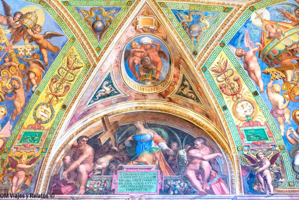 Frescos de temática religiosa con ángeles, figuras históricas y ornamentación dorada en una bóveda de los Museos Vaticanos