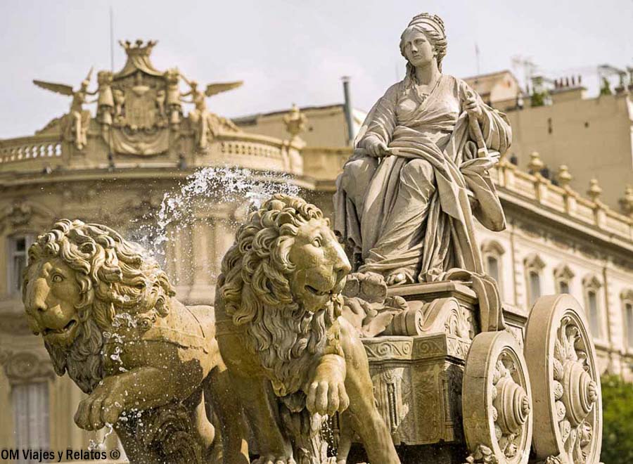 Detalle de la Fuente de Cibeles de Madrid, con la diosa sobre su carro tirado por leones y el Palacio de Linares al fondo