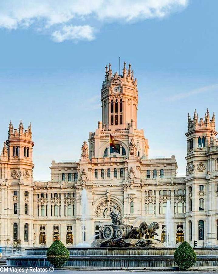 Fuente de Cibeles con el Palacio de Cibeles al fondo, uno de los monumentos más emblemáticos de Madrid