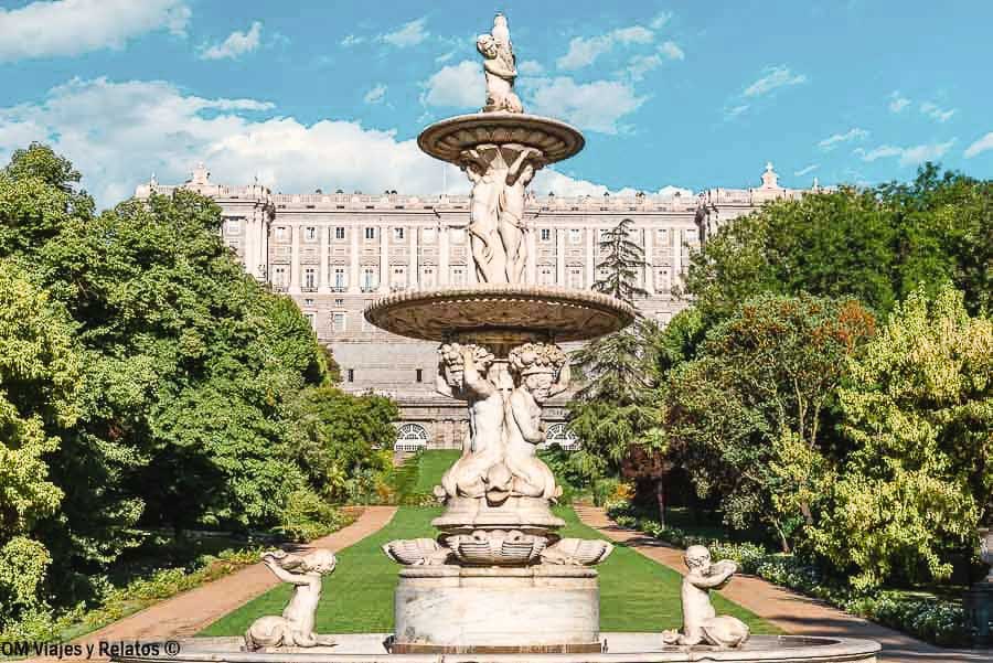 Fuente de las Conchas en los jardines del Campo del Moro, con el Palacio Real de Madrid al fondo