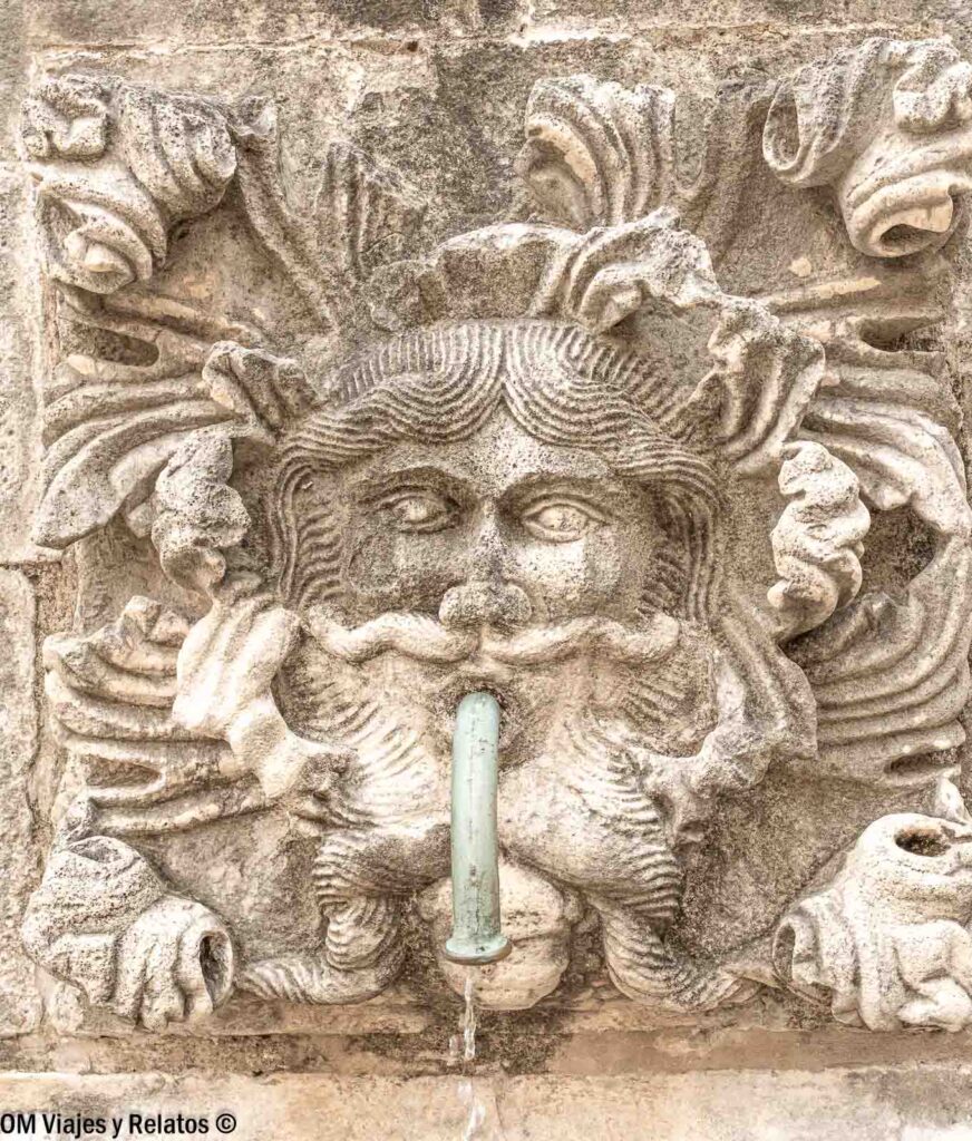 Mascarón de piedra de la Fuente de Onofrio en el casco histórico de Dubrovnik