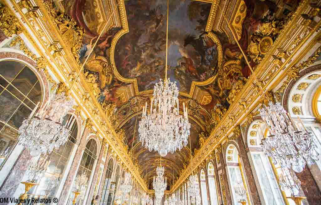 Galería de los Espejos del Palacio de Versalles, con sus impresionantes lámparas de cristal, techos decorados con frescos y detalles dorados