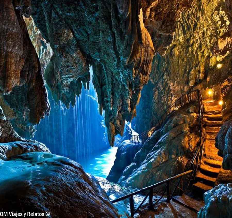 Interior de la Gruta Iris, uno de los lugares más espectaculares que ver en el Monasterio de Piedra, con cascada, escaleras y formaciones rocosas
